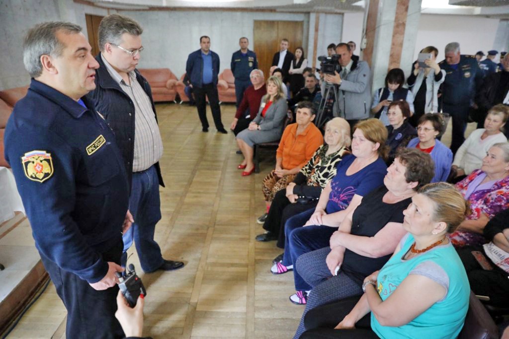 Глава МЧС Владимир Пучков на встрече с жителями районов пострадавших от паводка