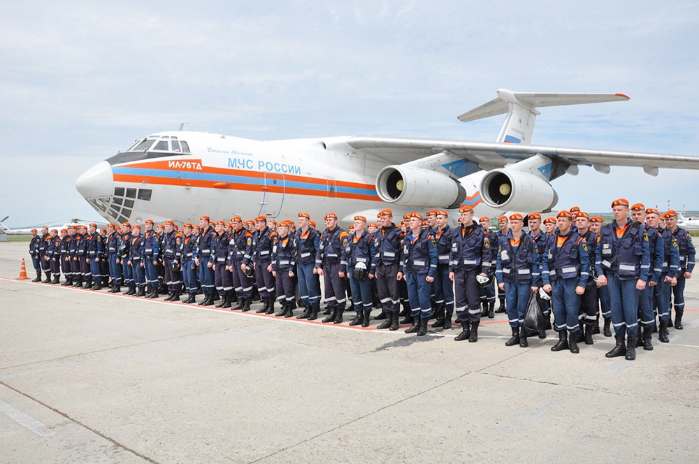Отряд спасателей МЧС возле транспортного самолета Ил-76