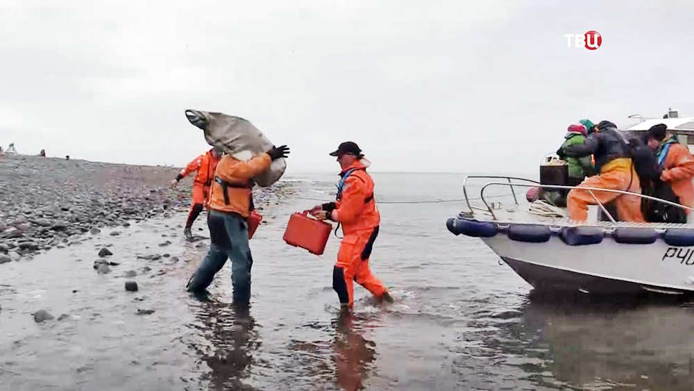 Спасатели МЧС и волонтеры убирают мусор на берегу моря