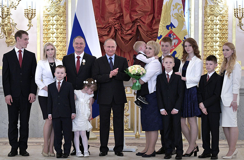 Президент России Владимир Путин на церемонии вручения орденов "Родительская слава"