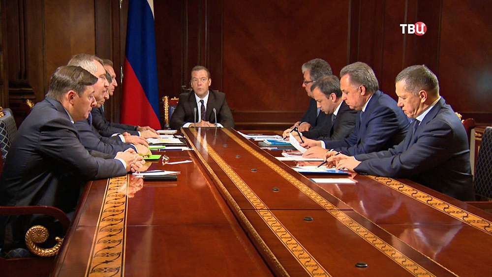 Дмитрий Медведев проводит совещание 