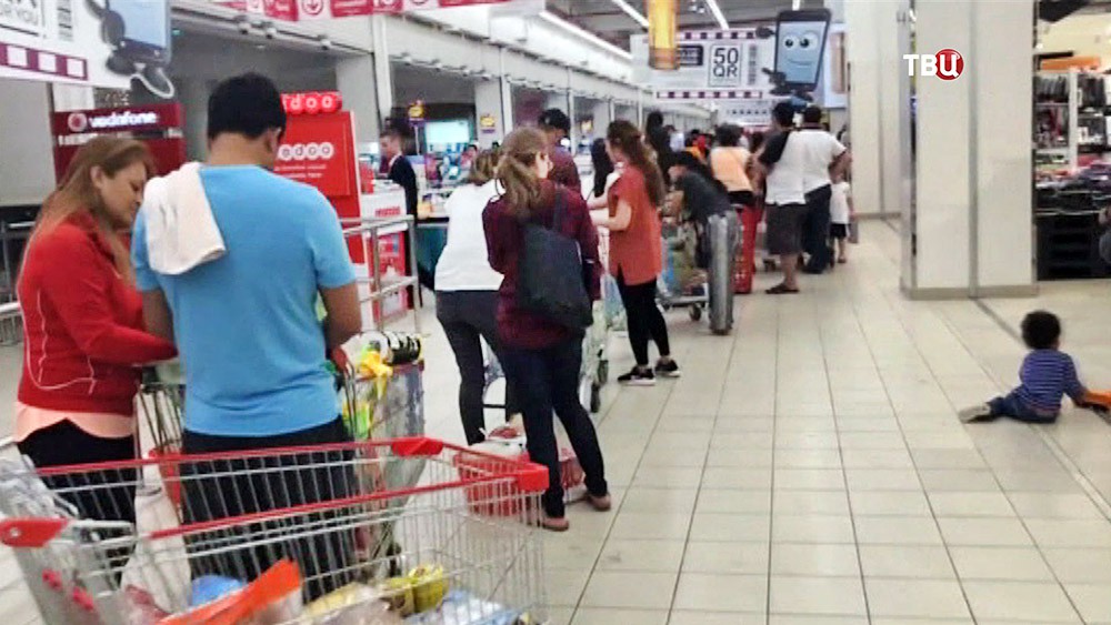 Жители Катара в супермаркете