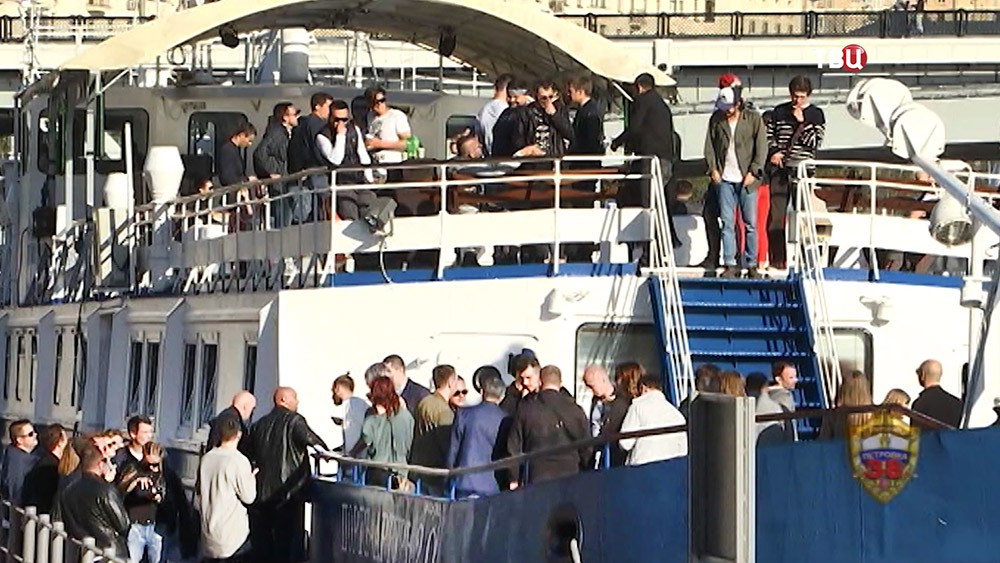 Проверка судов в порту. Пришвартуй корабль уровень 121. Пришвартованное судно. 120 Уровень Пришвартуй корабль. Корабль пришвартованный правым бортом известное фото.