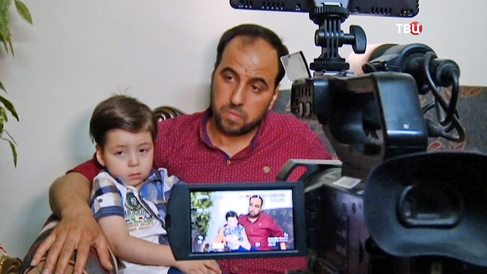 Сирийский мальчик Омран Дакниш и отцом