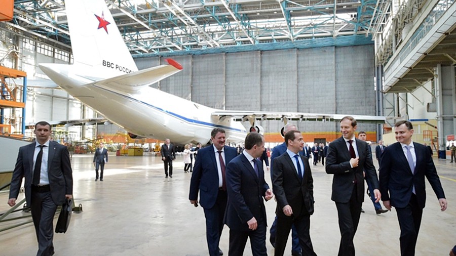 Дмитрий Медведев во время посещения самолётостроительного предприятия "Авиастар-СП" 