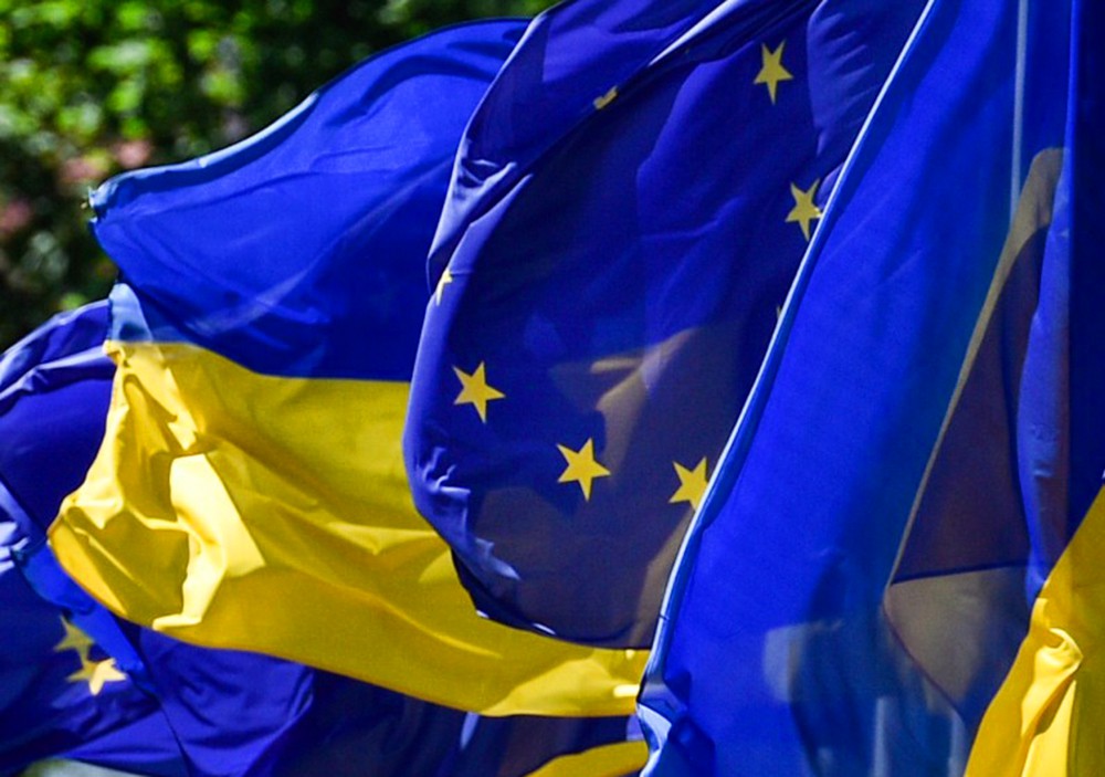 Членство украины. Флаг Украины и ЕС. Флаг Украины и Евросоюза. Флаги Евросоюза в Киеве. Еврокомиссия флаги Украины.
