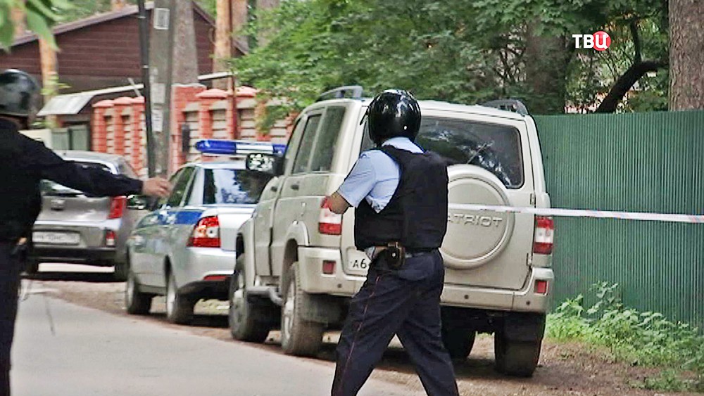 Полиция на месте спецоперации в поселке Кратово