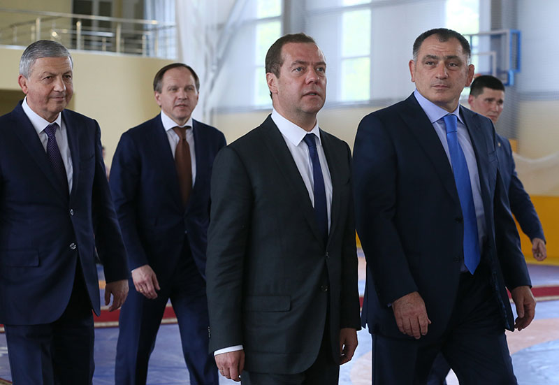 Председатель правительства России Дмитрий Медведев во время посещения Академии борьбы имени Аслана Хадарцева во Владикавказе
