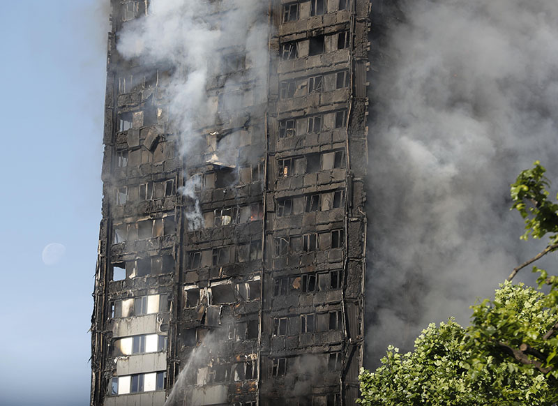 Пожар высотного здания в Лондоне 