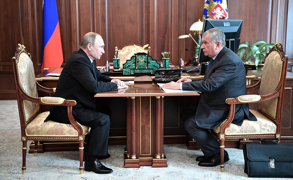Президент России Владимир Путин и председатель правления компании"Роснефть" Игорь Сечин