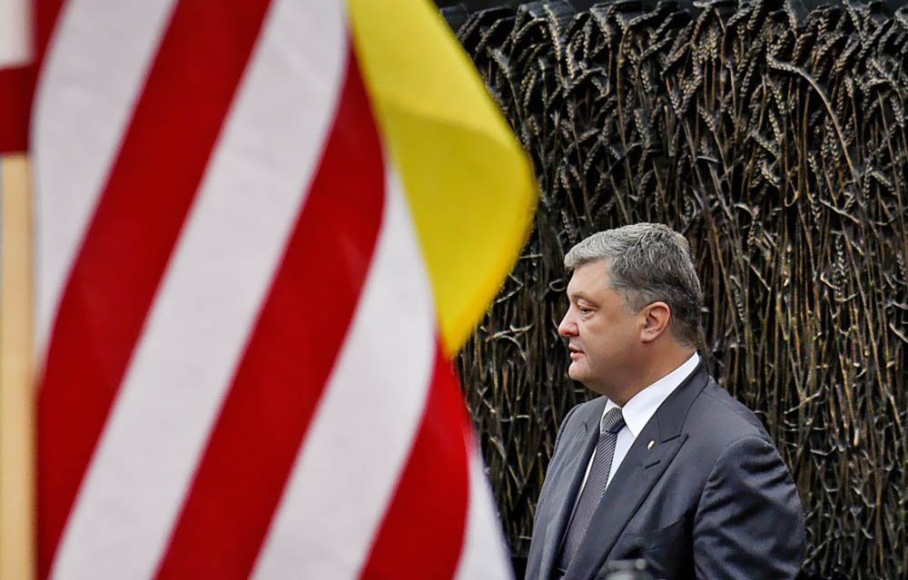Пётр Порошенко на фоне флага США