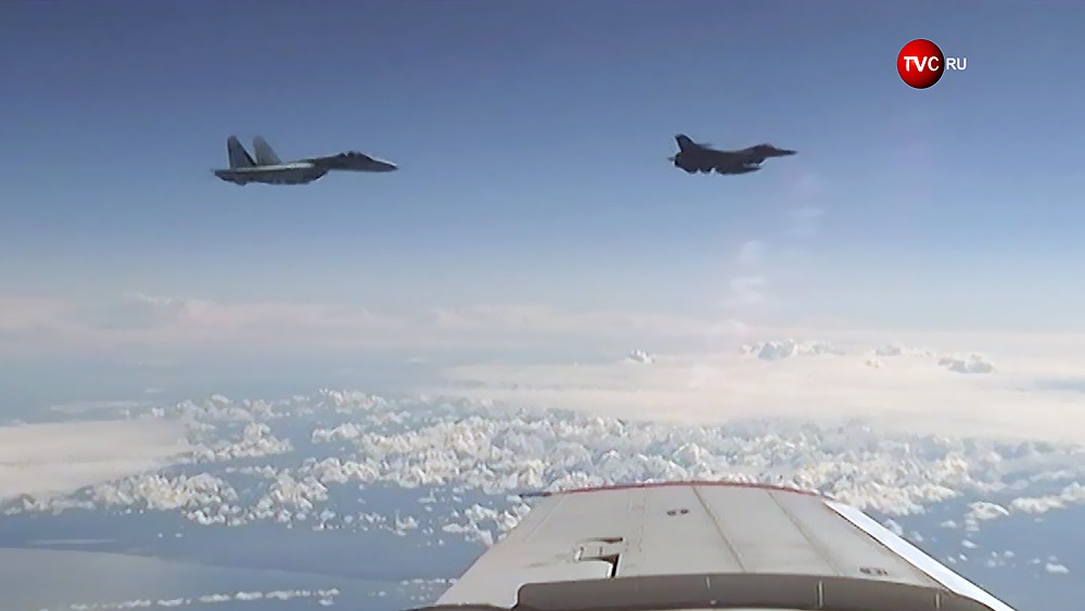 Су-27 перехватывает F-16 ВВС НАТО у спецборта Сергей Шойгу
