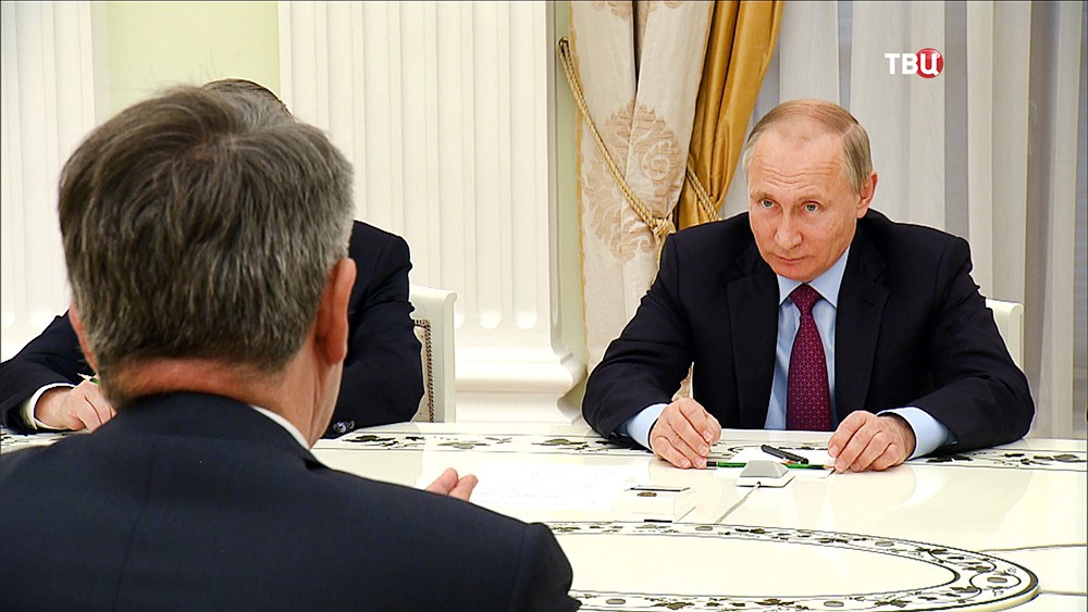 Президент России Владимир Путин и глава Royal Dutch Shell Бен ван Берден