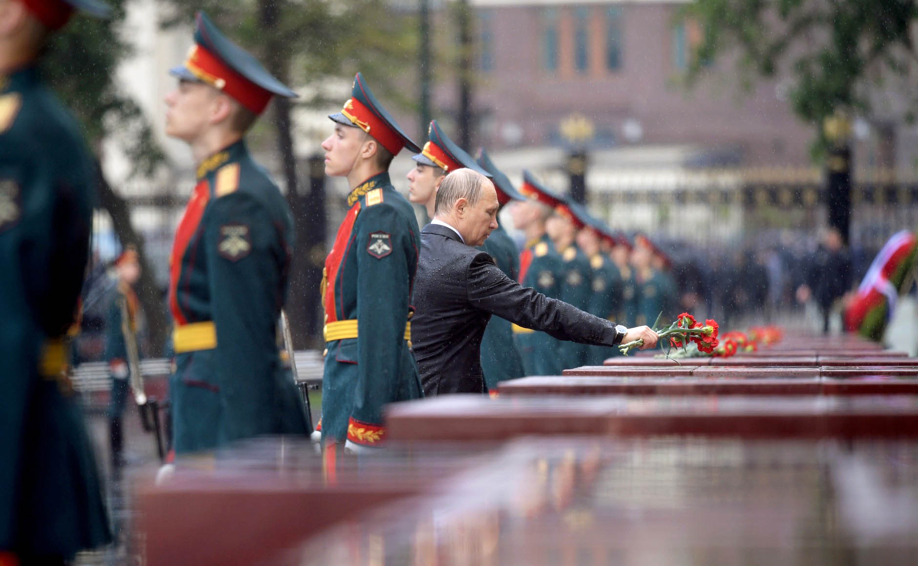 Владимир Путин возлагает цветы в Александровском саду