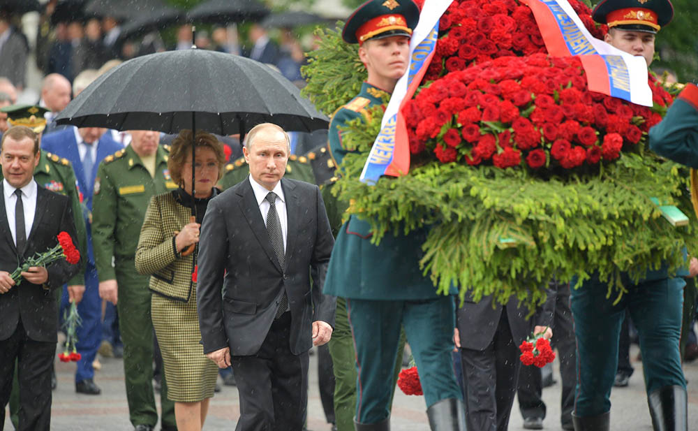 Владимир Путин возлагает цветы к Могиле Неизвестного Солдата