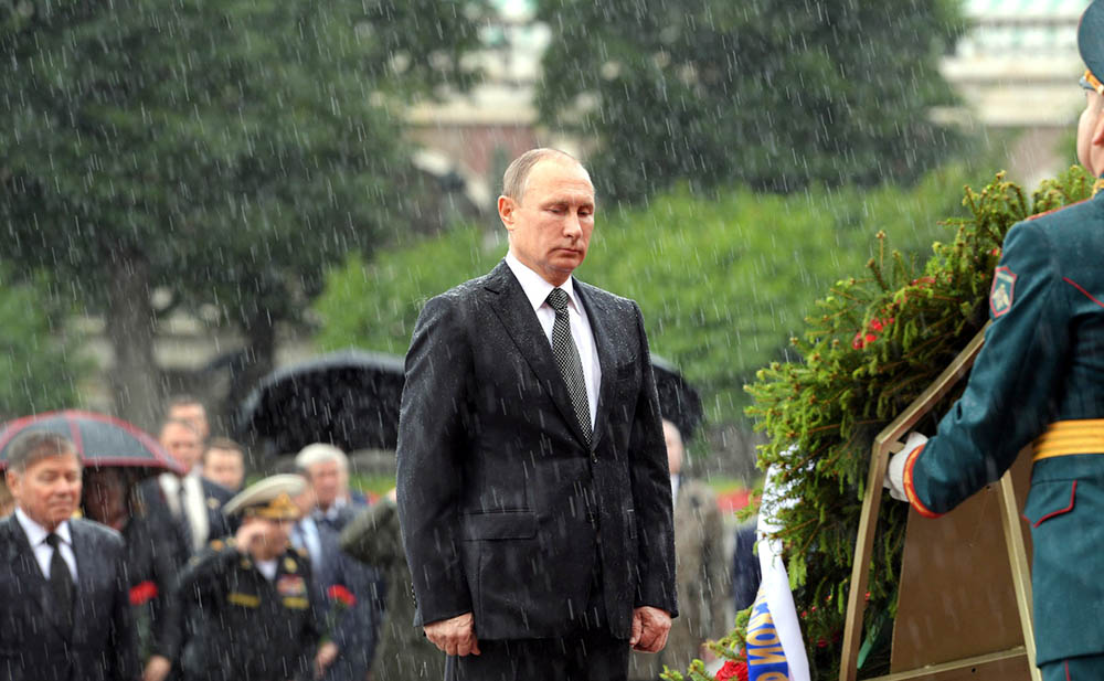 Владимир Путин возлагает цветы к Могиле Неизвестного Солдата