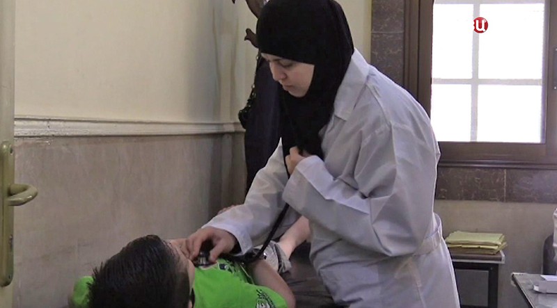 Сирийские медики осматривают ребенка 