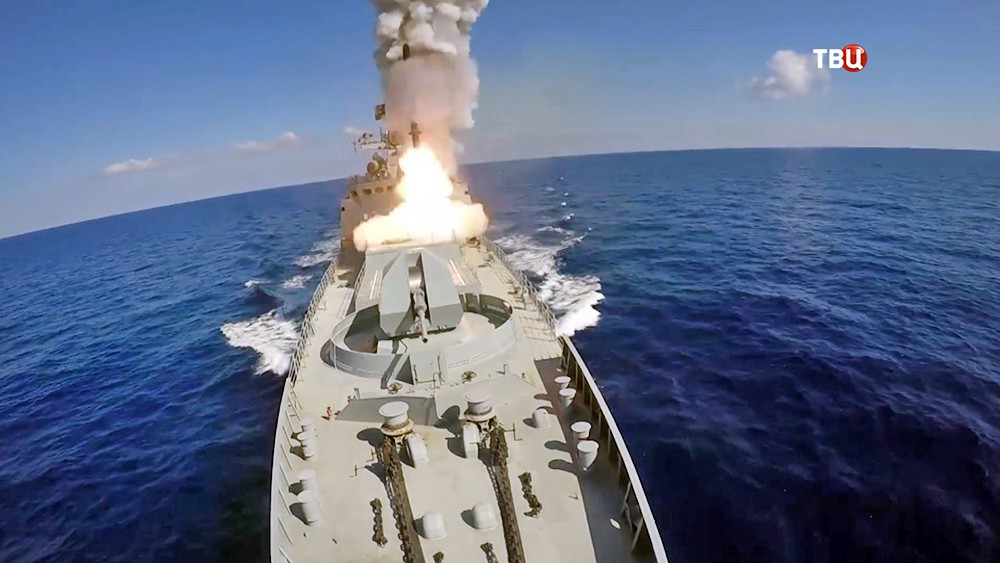 Пуск ракет "Калибр" с корабля ВМФ России