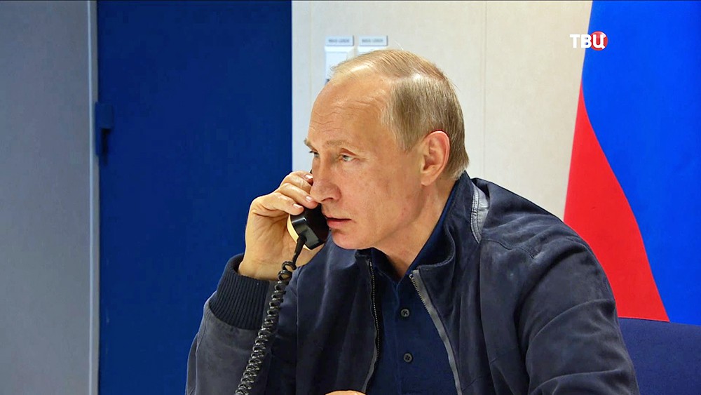 Президент России Владимир Путин разговаривает по телефону