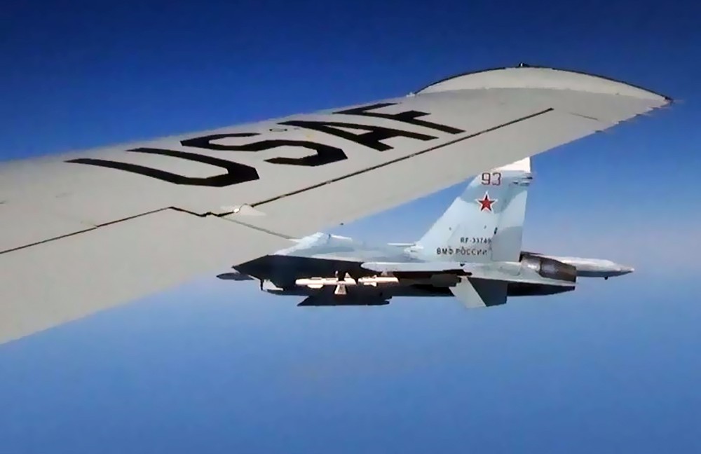 Истребитель Су-27 ВКС России и самолет ВВС США