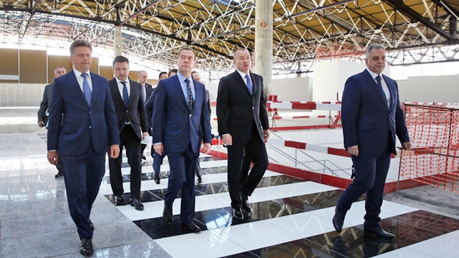 Дмитрий Медведев во время осмотра нового терминала международного аэропорта "Шереметьево"