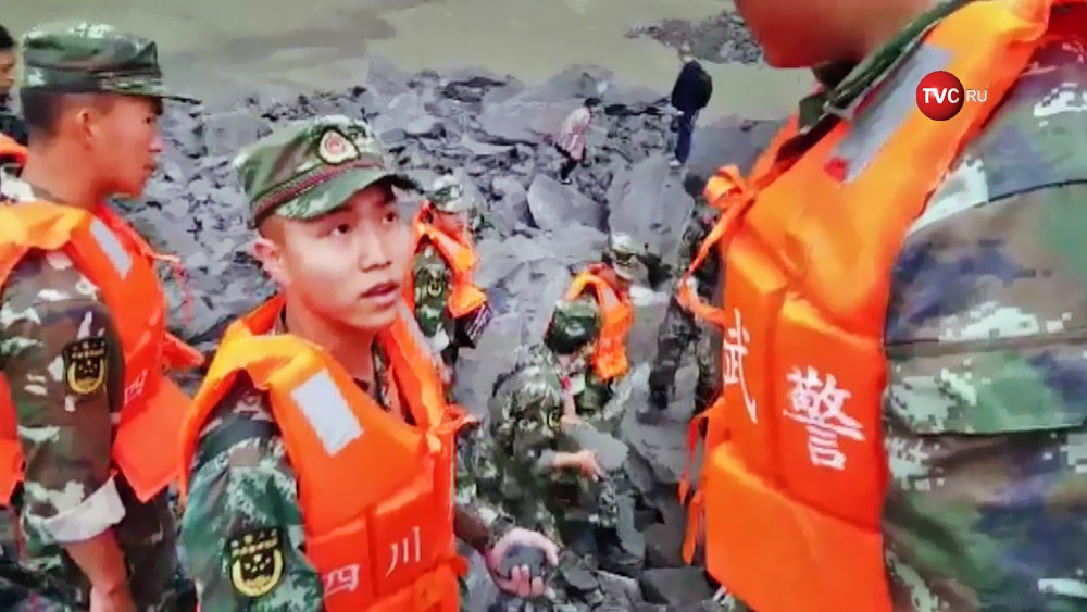 Спасатели Китае на месте схода оползня