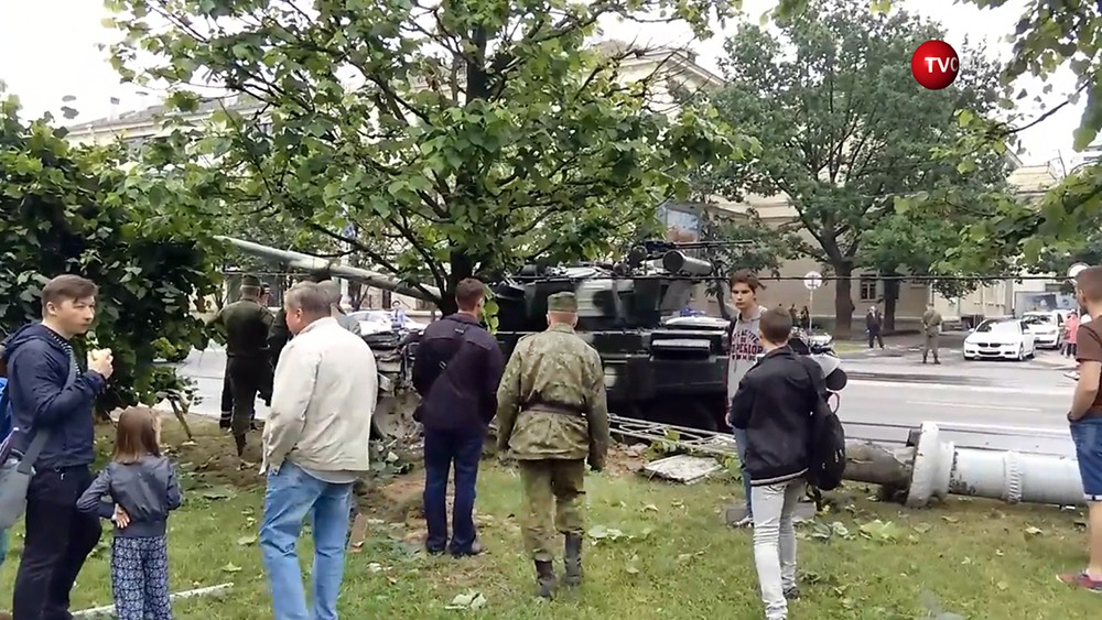 В Минске танк снес столб на репетиции парада. Видео