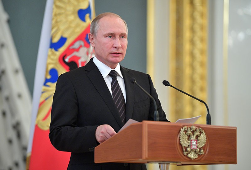 Президент России Владимир Путин выступает на встрече с выпускниками высших военных учебных заведений