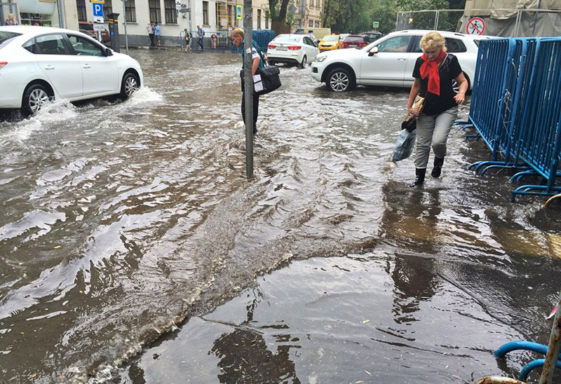 Москву затопило, дороги под водой: фото и видео столицы в непогоду