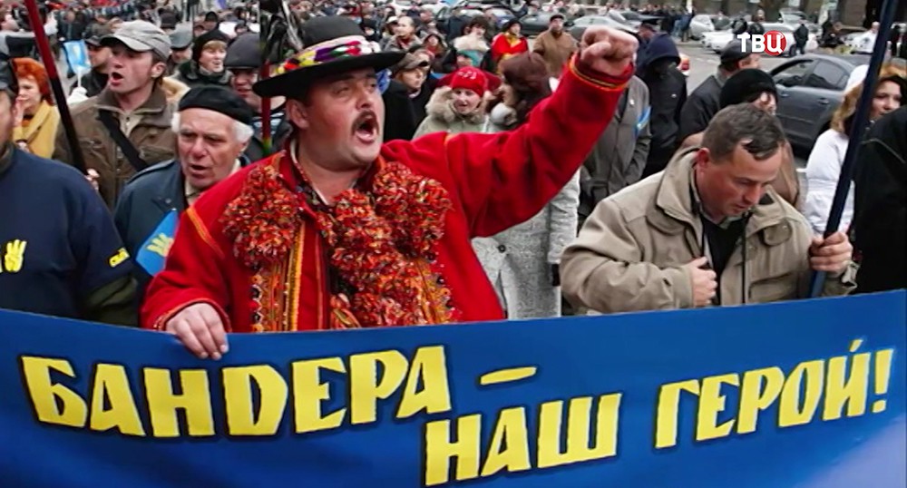 Митингующие с плакатом. Украина 