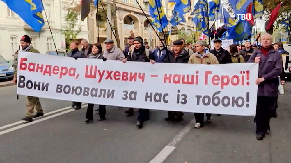 Митинг украинских радикалов с транспарантами прославляющими Бандеру и Шухевича