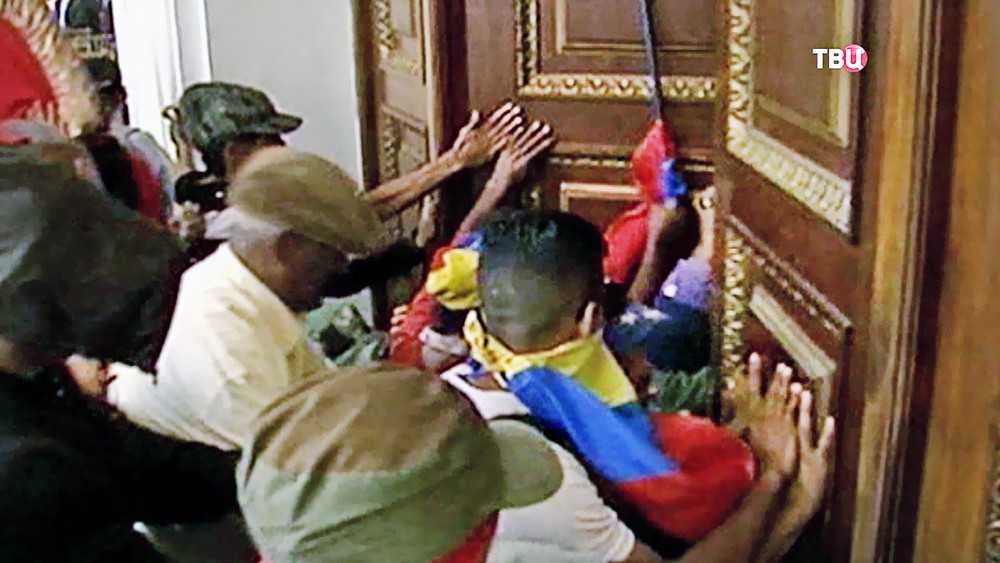 Митингующие ворвались в парламент Венесуэлы