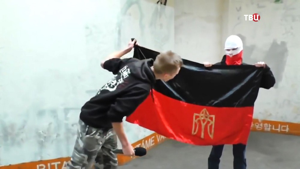 Польские радикалы плюют на флаг УПА