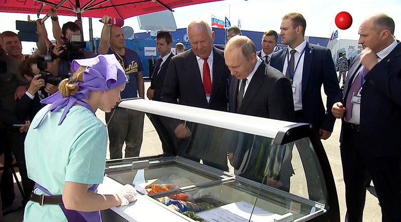 Владимир Путин выбирает мороженое