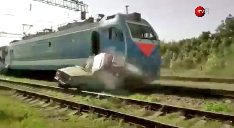 Пассажирский поезд протаранил застрявший на рельсах УАЗик