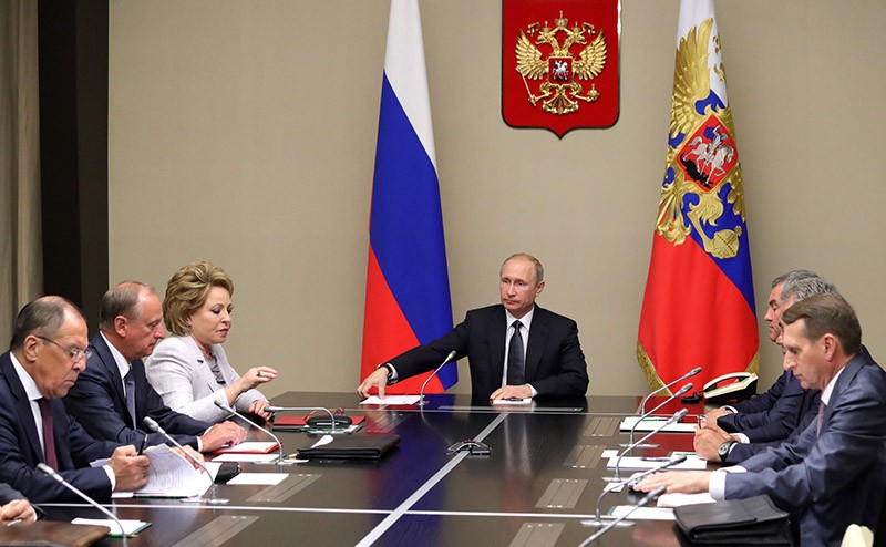 Владимир Путин на совещании с членами Совета Безопасности