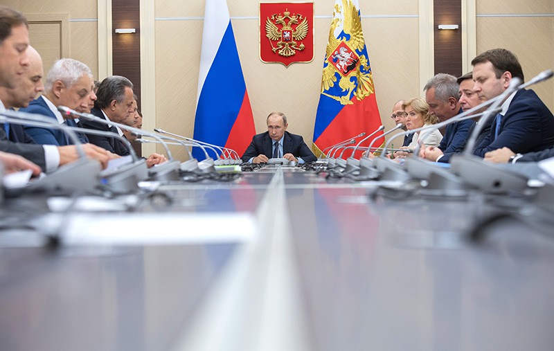 Президент России Владимир Путин проводит совещание с членами правительства