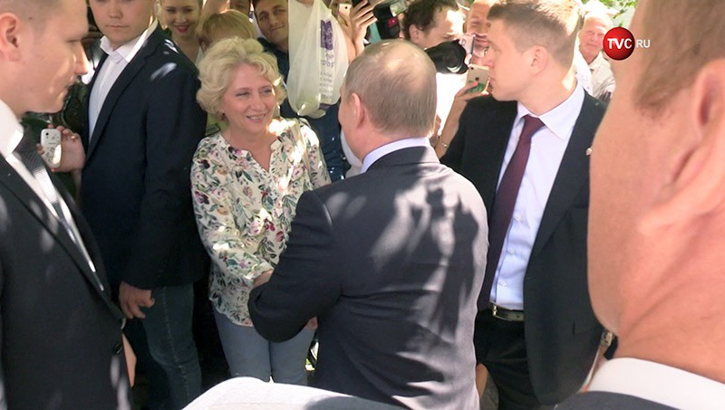Владимир Путин и туристка на Арбате 