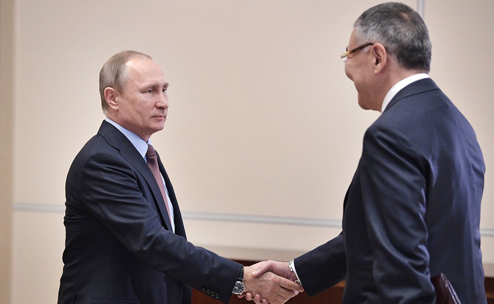 Президент России Владимир Путин и глава Республики Калмыкия Алексей Орлов