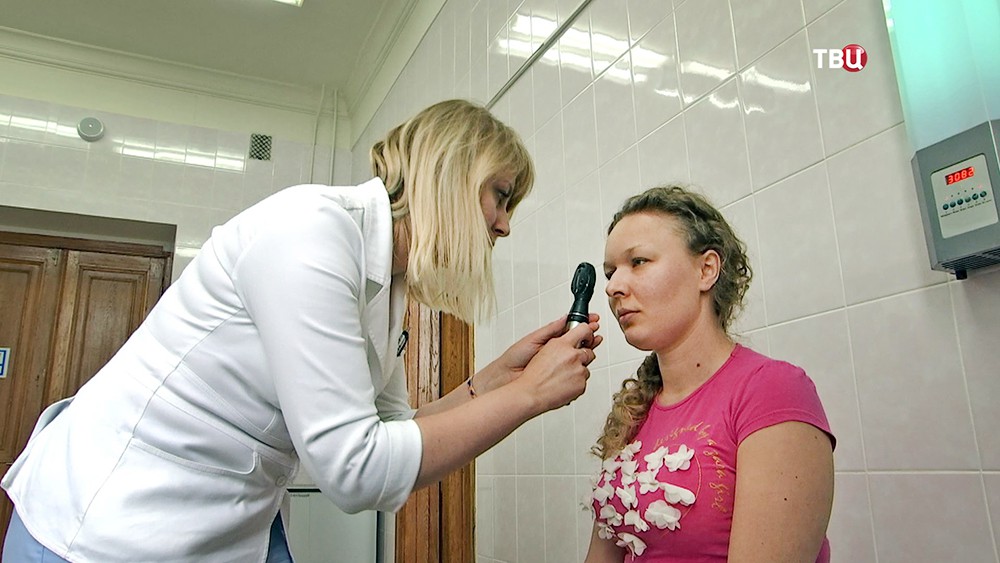 Офтальмолог проверяет зрение пациента