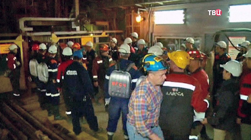 Спасатели МЧС в шахте	