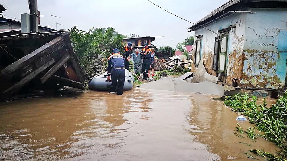 Спасатели МЧС эвакуируют жителей из зоны паводка