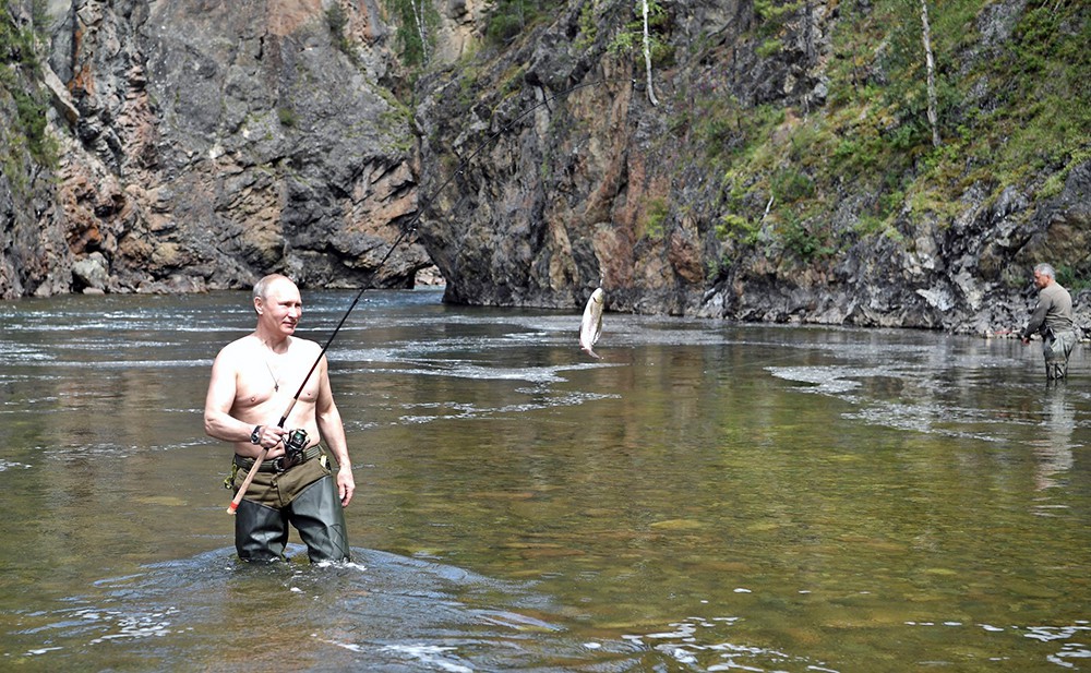 Владимир Путин рыбачит в Республике Тыва