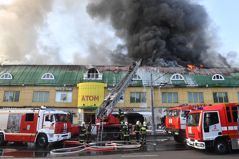 Сотрудники противопожарной службы во время тушения пожара в торговом центре "Атом" на Таганской площади в Москве