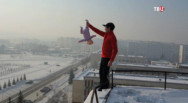 Блоггер держит ребенка на крыше вниз головой