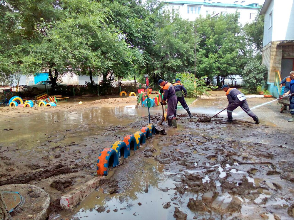 Спасатели МЧС устраняют последствия паводка 