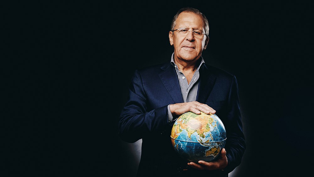 Глава МИД России Сергей Лавров держит глобус
