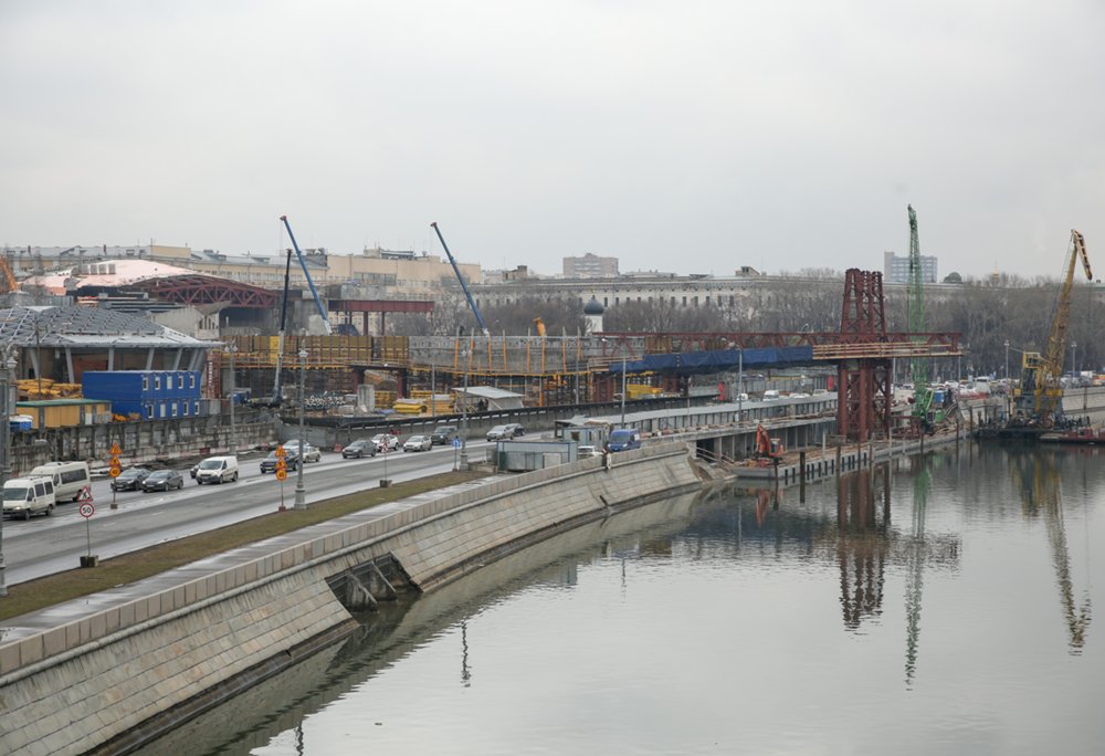 Строительство "Парящего моста" моста в парке "Зарядье"