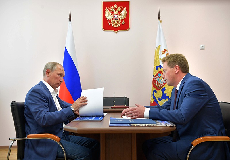Президент России Владимир Путин и временно исполняющий обязанности губернатора Севастополя Дмитрий Овсянников
