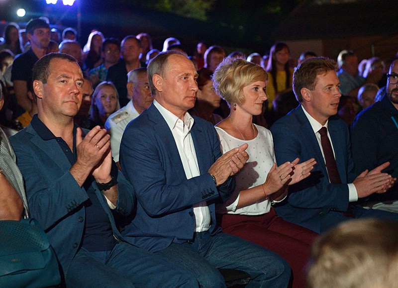 Владимир Путин и Дмитрий Медведев во время посещения ежегодного музыкального фестиваля "Опера в Херсонесе"